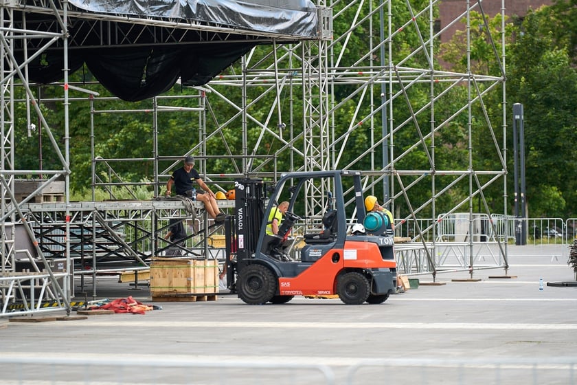 Na zdjęciach budowa sceny na koncert ZAZ i Sary James na placu Wolności&nbsp;