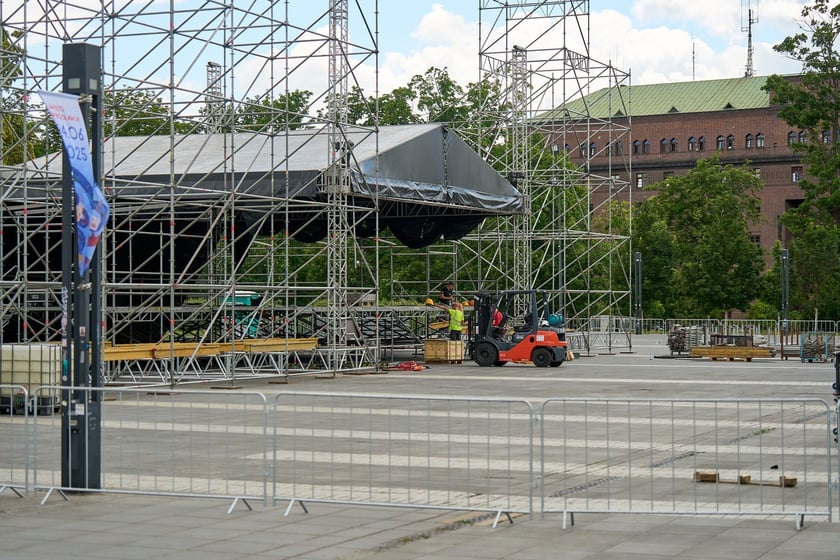 Na zdjęciach budowa sceny na koncert ZAZ i Sary James na placu Wolności&nbsp;