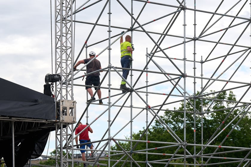 Na zdjęciach budowa sceny na koncert ZAZ i Sary James na placu Wolności&nbsp;