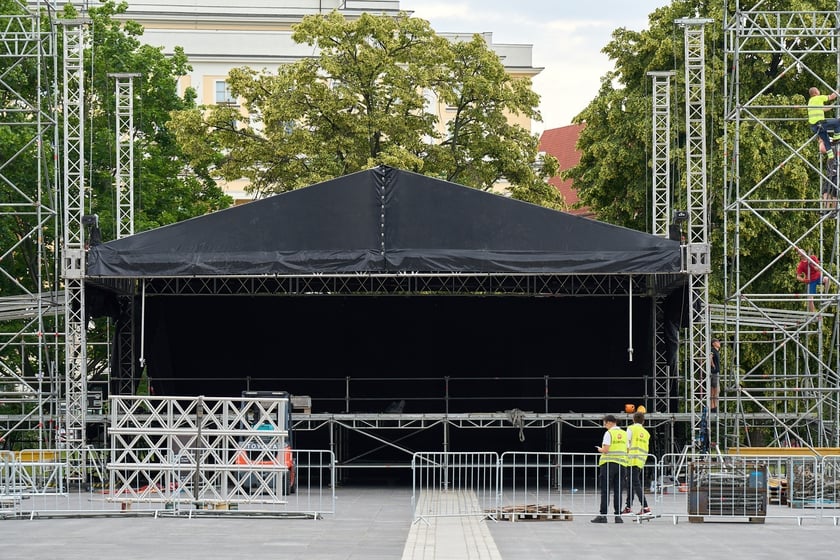 Na zdjęciach budowa sceny na koncert ZAZ i Sary James na placu Wolności&nbsp;