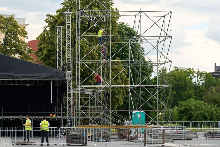 Na zdjęciach budowa sceny na koncert ZAZ i Sary James na placu Wolności&nbsp;