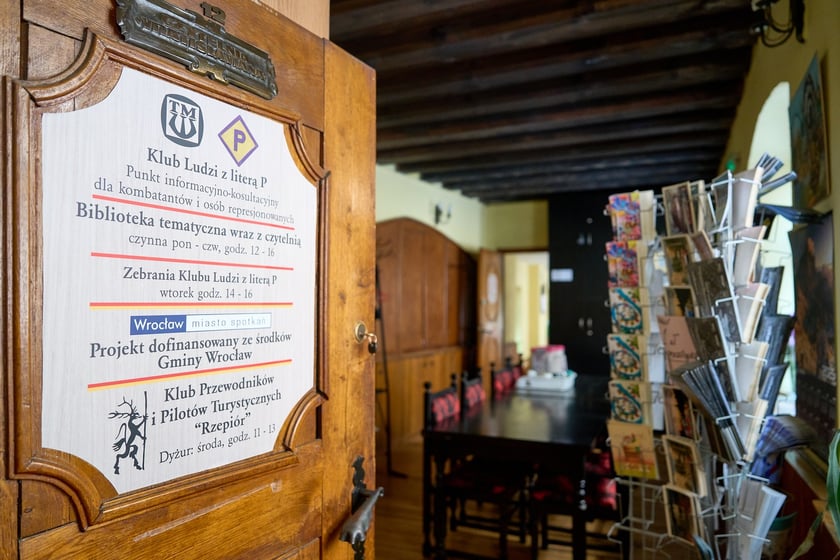 I piętro w kamieniczce &bdquo;Małgosia&rdquo; &ndash; Biblioteka tematyczna, Klub Ludzi z literą P