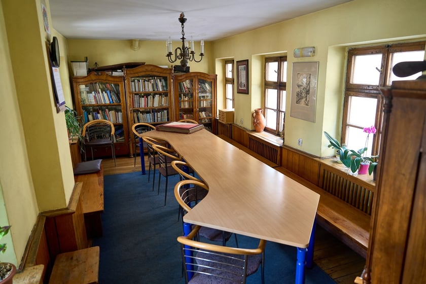I piętro w kamieniczce &bdquo;Małgosia&rdquo; &ndash; Biblioteka tematyczna, Klub Ludzi z literą P
