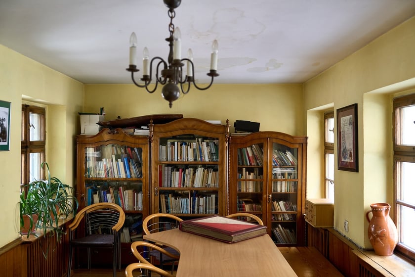 I piętro w kamieniczce &bdquo;Małgosia&rdquo; &ndash; Biblioteka tematyczna, Klub Ludzi z literą P
