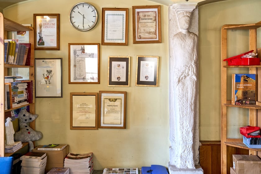I piętro w kamieniczce &bdquo;Małgosia&rdquo; &ndash; biuro Towarzystwa Miłośnik&oacute;w Wrocławia, widoczna pomalowana na biało średniowieczna kariatyda