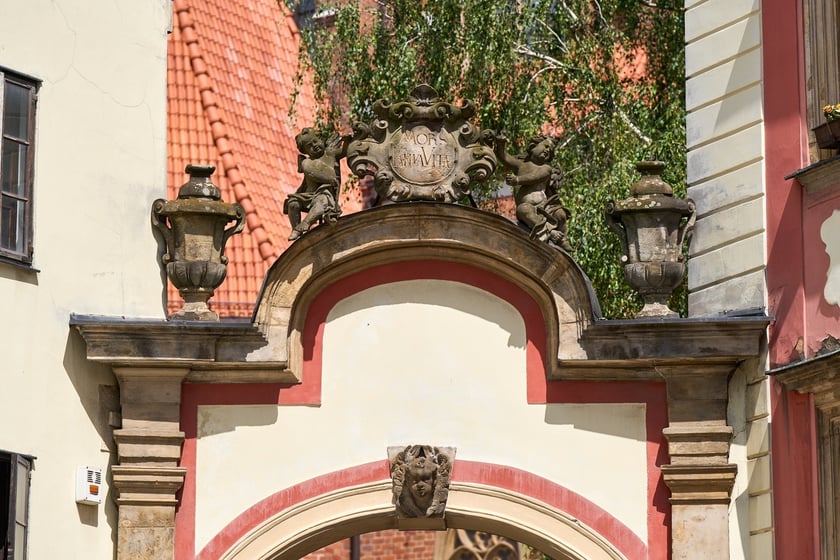 Brama pomiędzy kamieniczkami &bdquo;Jaś&rdquo; i &bdquo;Małgosia&rdquo; &ndash; niegdyś prowadząca na cmentarz
