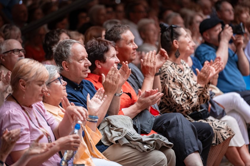 Publiczność Festiwalu &bdquo;Wieczory w Arsenale&rdquo; na dziedzińcu Muzeum Militari&oacute;w