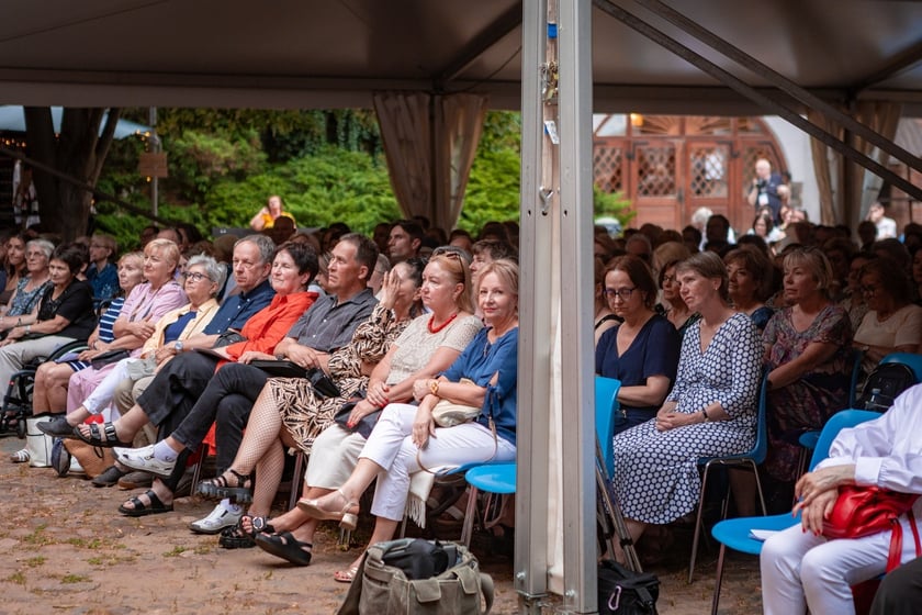 Publiczność Festiwalu &bdquo;Wieczory w Arsenale&rdquo; na dziedzińcu Muzeum Militari&oacute;w