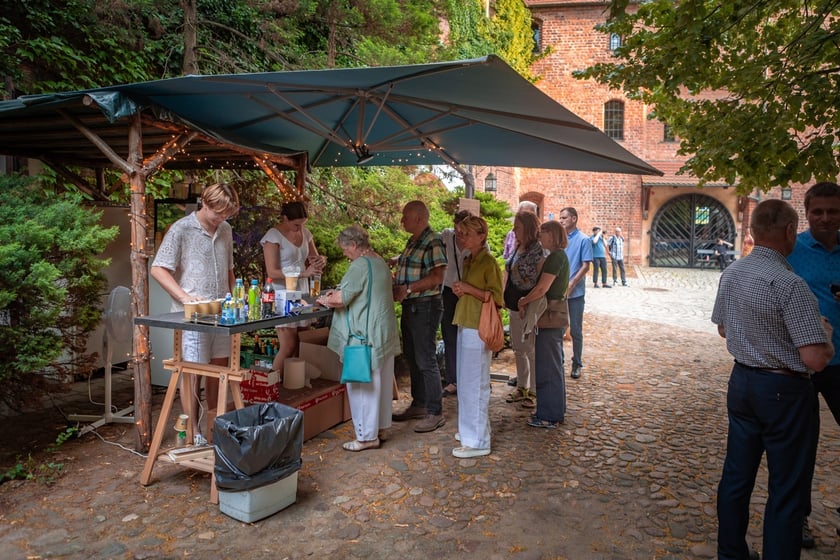 Publiczność Festiwalu &bdquo;Wieczory w Arsenale&rdquo; na dziedzińcu Muzeum Militari&oacute;w