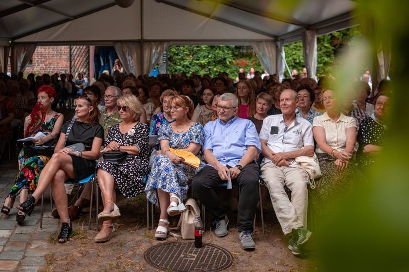 Publiczność Festiwalu &bdquo;Wieczory w Arsenale&rdquo; na dziedzińcu Muzeum Militari&oacute;w