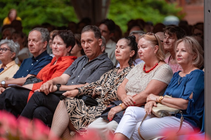 Publiczność Festiwalu &bdquo;Wieczory w Arsenale&rdquo; na dziedzińcu Muzeum Militari&oacute;w