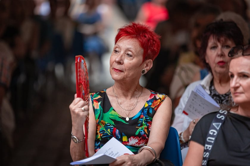 Publiczność Festiwalu &bdquo;Wieczory w Arsenale&rdquo; na dziedzińcu Muzeum Militari&oacute;w