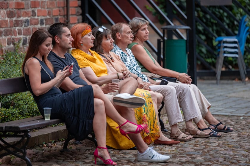 Publiczność Festiwalu &bdquo;Wieczory w Arsenale&rdquo; na dziedzińcu Muzeum Militari&oacute;w