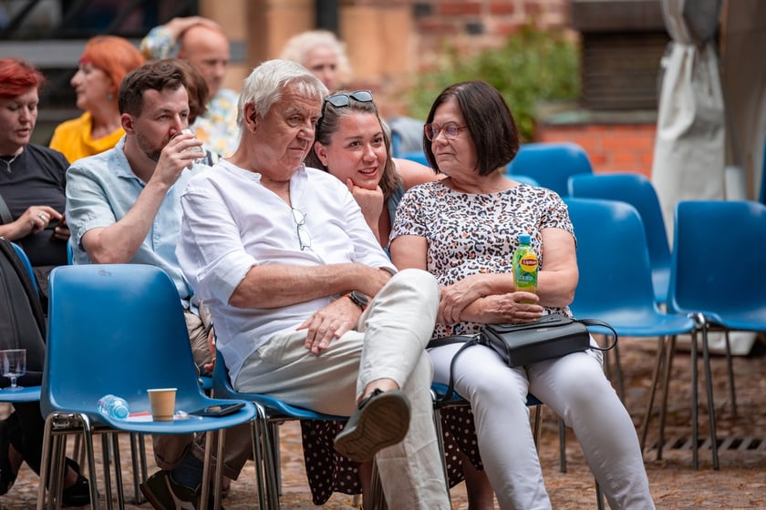 Publiczność Festiwalu &bdquo;Wieczory w Arsenale&rdquo; na dziedzińcu Muzeum Militari&oacute;w