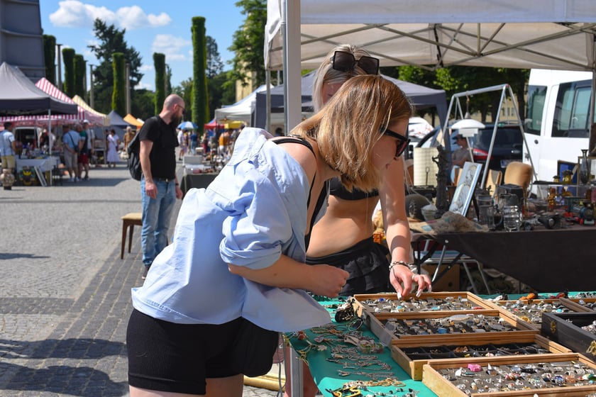 Pod Halą Stulecia, przy Iglicy, tradycyjna Giełda Staroci w weekend 19-20 lipca 2025&nbsp;