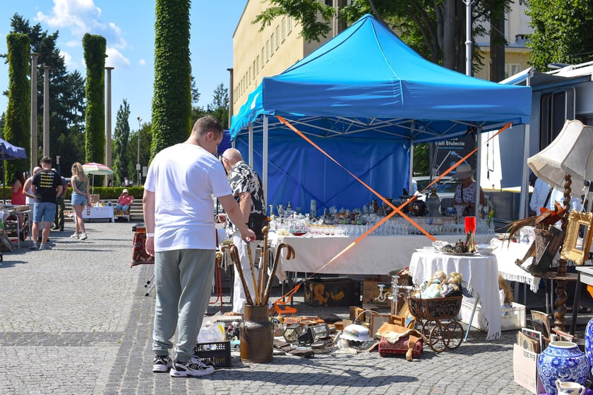 Pod Halą Stulecia, przy Iglicy, tradycyjna Giełda Staroci w weekend 19-20 lipca 2025&nbsp;