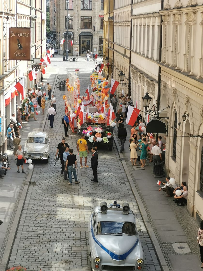 Plan zdjęciowy serialu &bdquo;Czarna śmierć&rdquo; w Sukiennicach i obok Ratusza