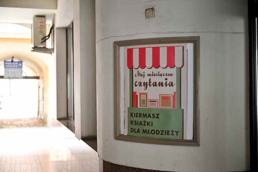 Plan zdjęciowy serialu &bdquo;Czarna śmierć&rdquo; w Sukiennicach i obok Ratusza