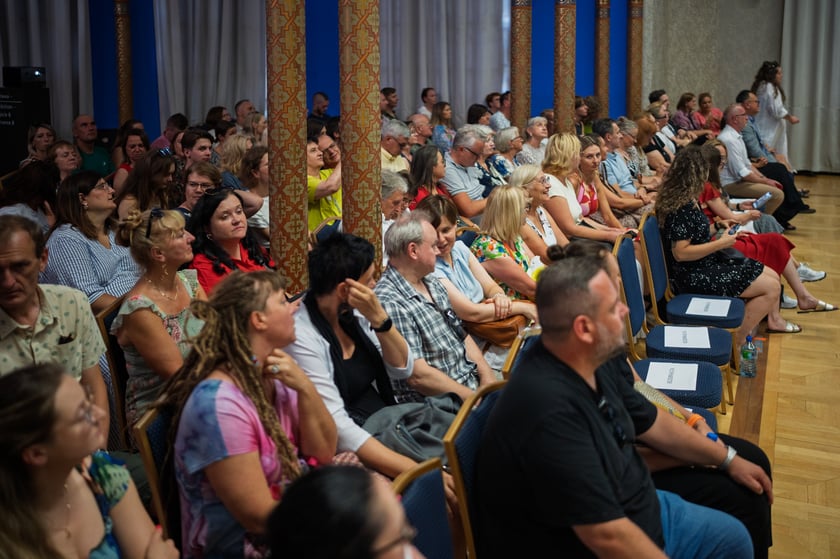 Spektakl „Kochanie jesteśmy”  Tomasza Mana scenie letniej Teatru Po Kolei na Dworcu Głównym PKP we Wrocławiu