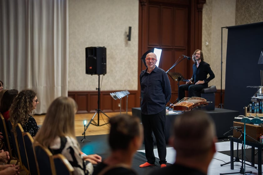Spektakl „Kochanie jesteśmy”  Tomasza Mana scenie letniej Teatru Po Kolei na Dworcu Głównym PKP we Wrocławiu