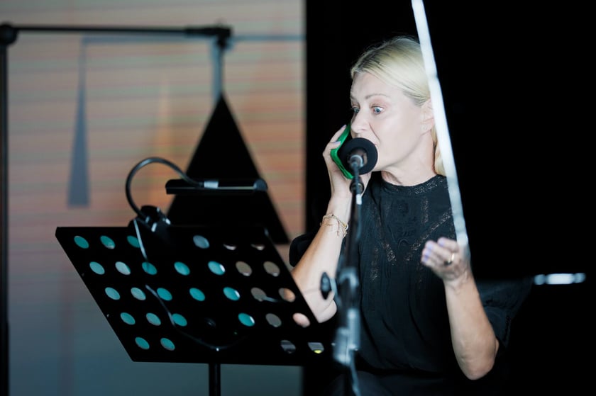 Spektakl „Kochanie jesteśmy”  Tomasza Mana scenie letniej Teatru Po Kolei na Dworcu Głównym PKP we Wrocławiu
