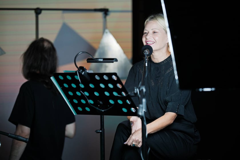 Spektakl „Kochanie jesteśmy”  Tomasza Mana scenie letniej Teatru Po Kolei na Dworcu Głównym PKP we Wrocławiu