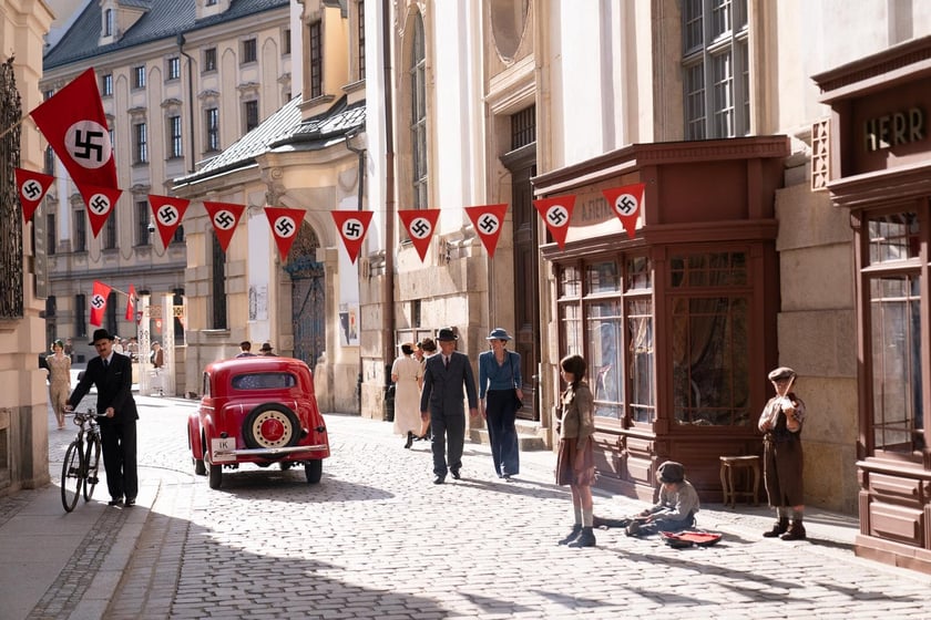 Serial &bdquo;Breslau&rdquo; kręcono we Wrocławiu &ndash; tu bohaterowie na pl. Uniwersyteckim