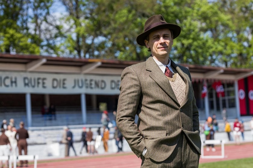 Serial &bdquo;Breslau&rdquo; kręcono we Wrocławiu &ndash; tu bohaterowie na stadionie w kompleksie AWF Wrocław