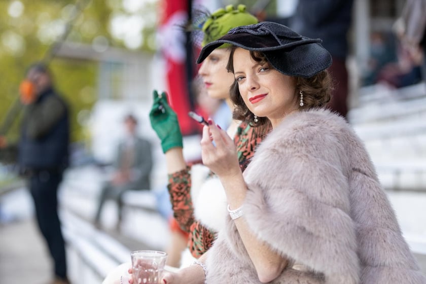 Serial &bdquo;Breslau&rdquo; kręcono we Wrocławiu &ndash; tu bohaterowie na stadionie w kompleksie AWF Wrocław