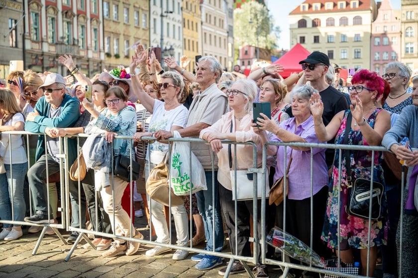 Koncert Eleni podczas Wrocławskich Dni Seniora na wrocławskim rynku&nbsp;