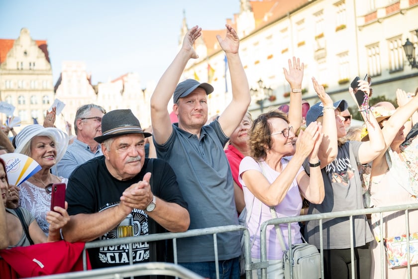 Koncert Eleni podczas Wrocławskich Dni Seniora na wrocławskim rynku&nbsp;