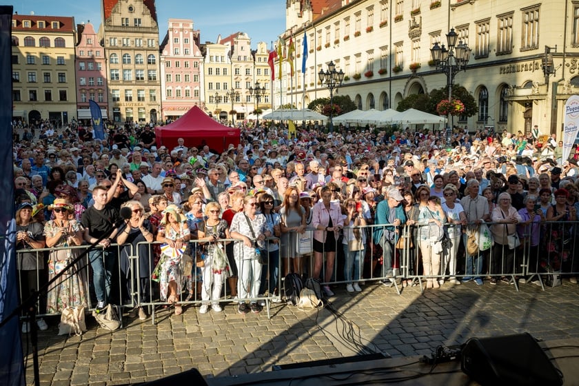 Koncert Eleni podczas Wrocławskich Dni Seniora na wrocławskim rynku&nbsp;