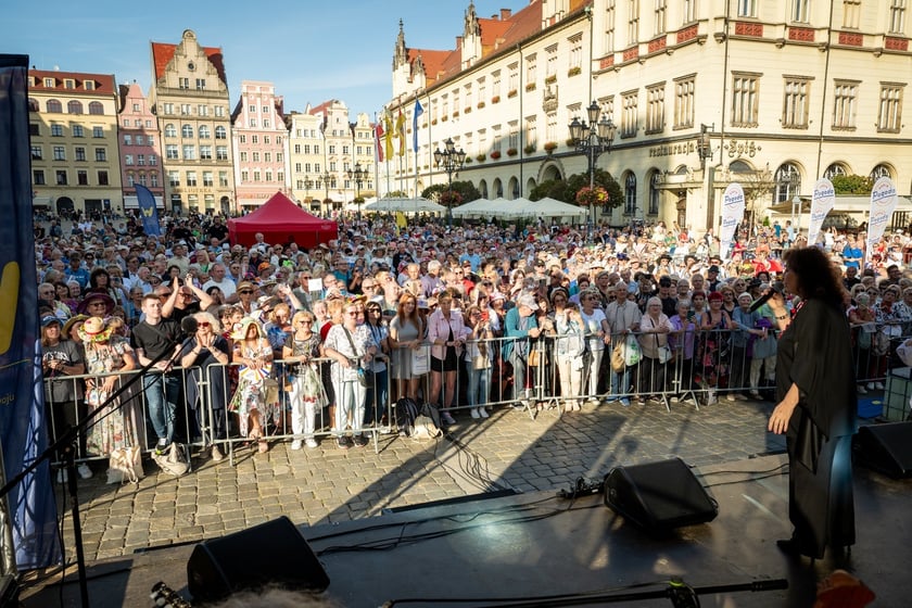 Koncert Eleni podczas Wrocławskich Dni Seniora na wrocławskim rynku&nbsp;