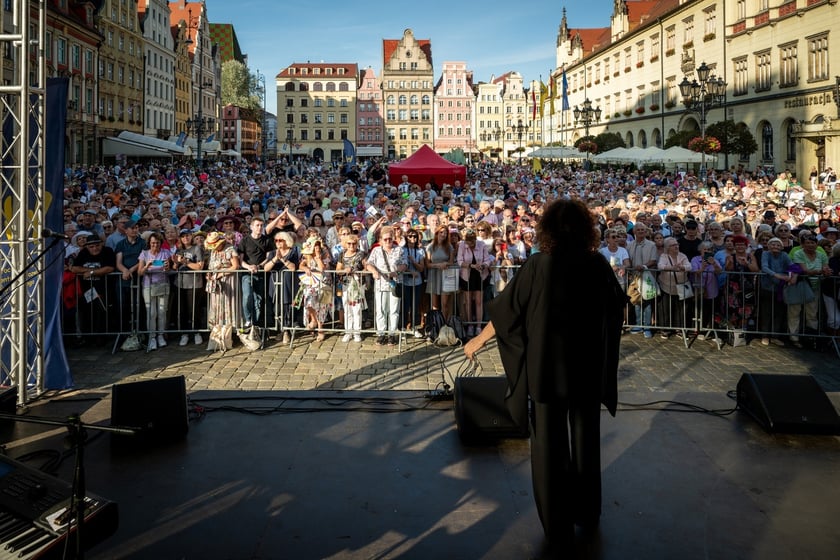 Koncert Eleni podczas Wrocławskich Dni Seniora na wrocławskim rynku&nbsp;