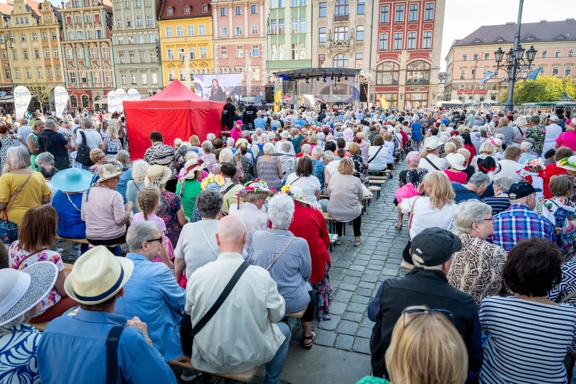 Koncert Eleni podczas Wrocławskich Dni Seniora na wrocławskim rynku&nbsp;