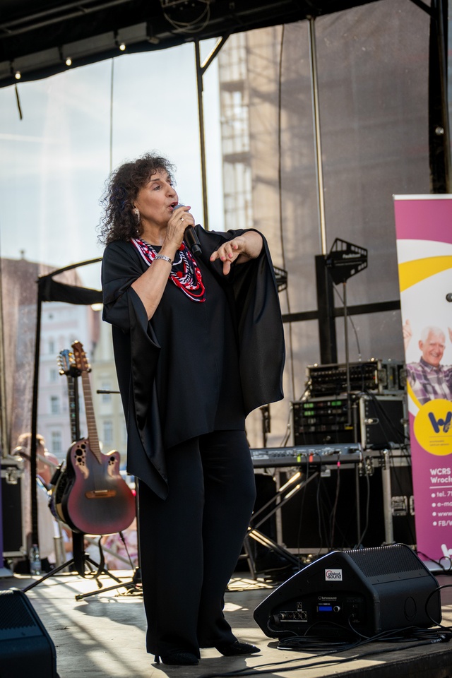 Koncert Eleni podczas Wrocławskich Dni Seniora na wrocławskim rynku&nbsp;