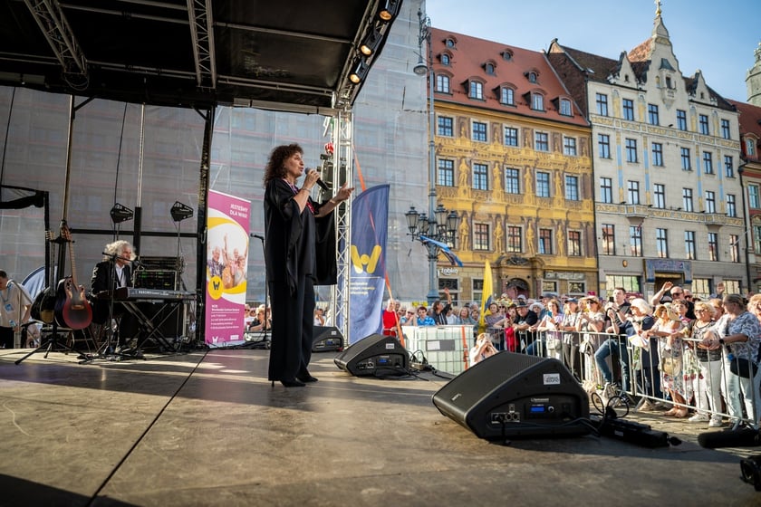Koncert Eleni podczas Wrocławskich Dni Seniora na wrocławskim rynku&nbsp;