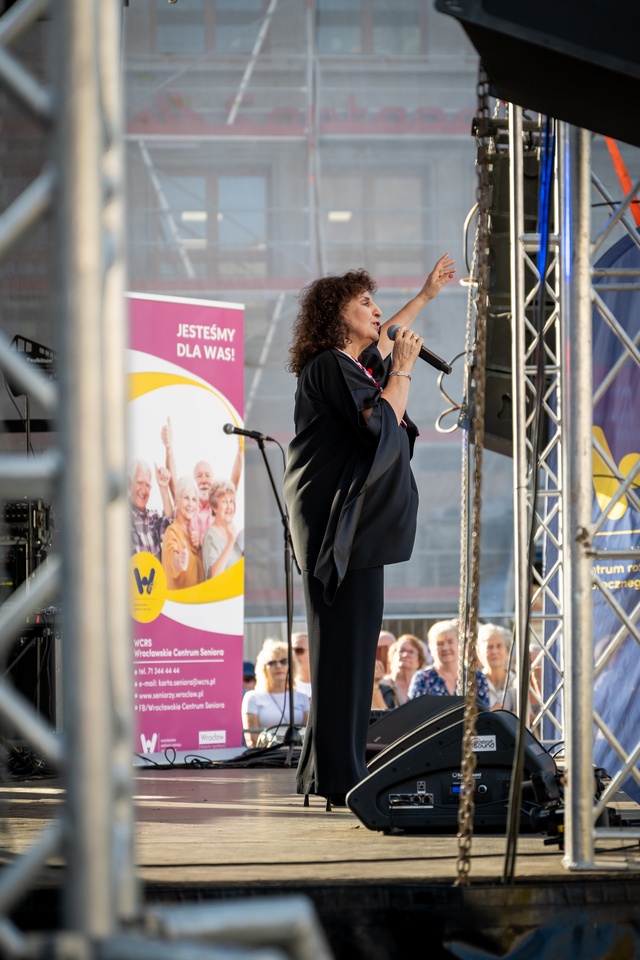 Koncert Eleni podczas Wrocławskich Dni Seniora na wrocławskim rynku&nbsp;