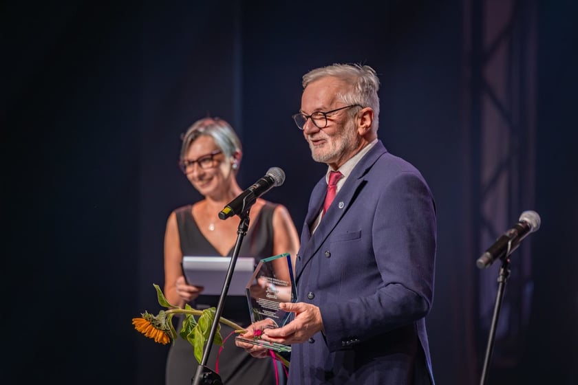 Wręczenie statuetek &bdquo;Ambasadora Wrocławskich Środowisk Senioralnych&rdquo;