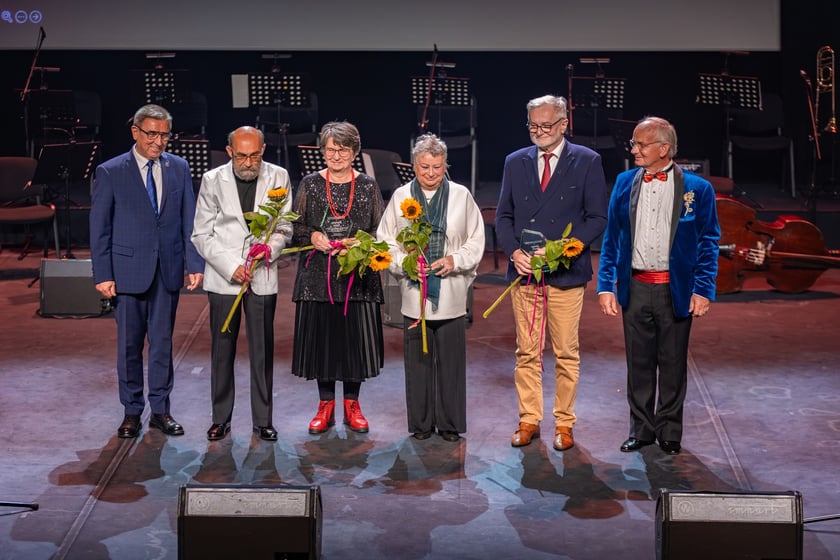 Wręczenie statuetek &bdquo;Ambasadora Wrocławskich Środowisk Senioralnych&rdquo;