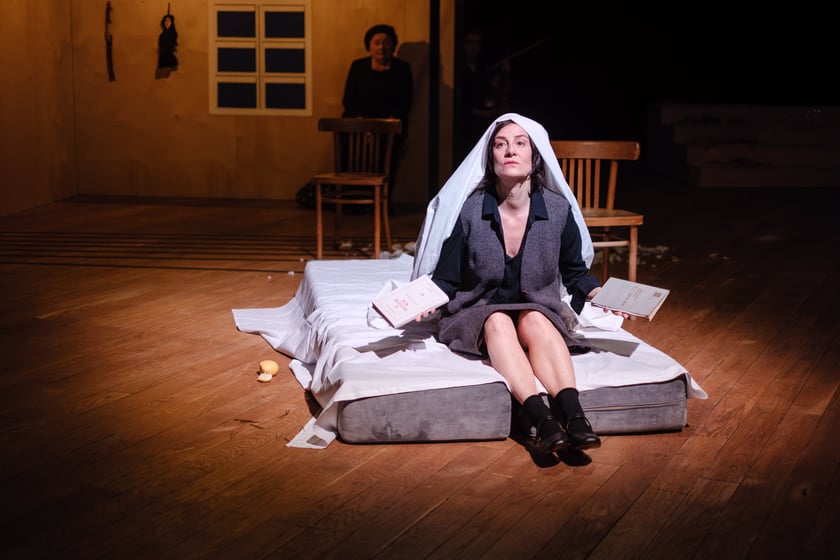 Maja Ostaszewska w spektaklu &bdquo;Kofman. Podw&oacute;jne wiązanie&rdquo;