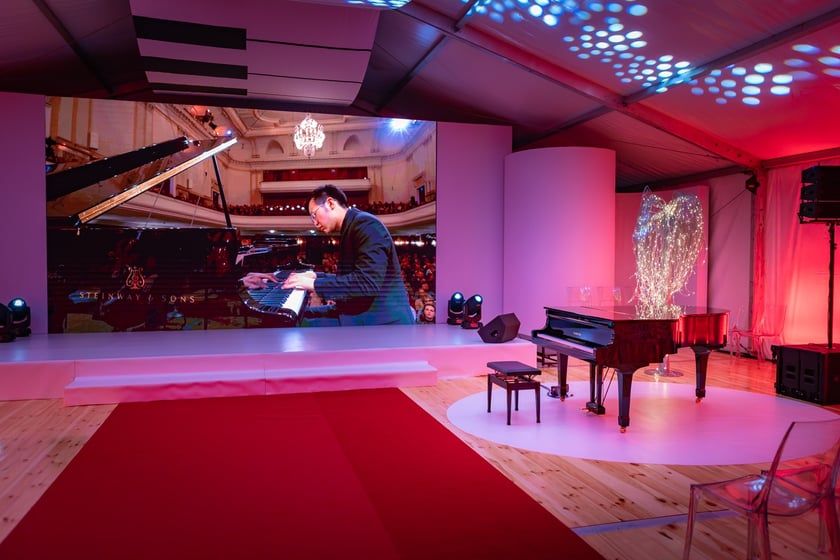 Strefa Melomana Konkursu Chopinowskiego w specjalnym pawilonie na pl. Społecznym przed dawnym Impartem&nbsp;