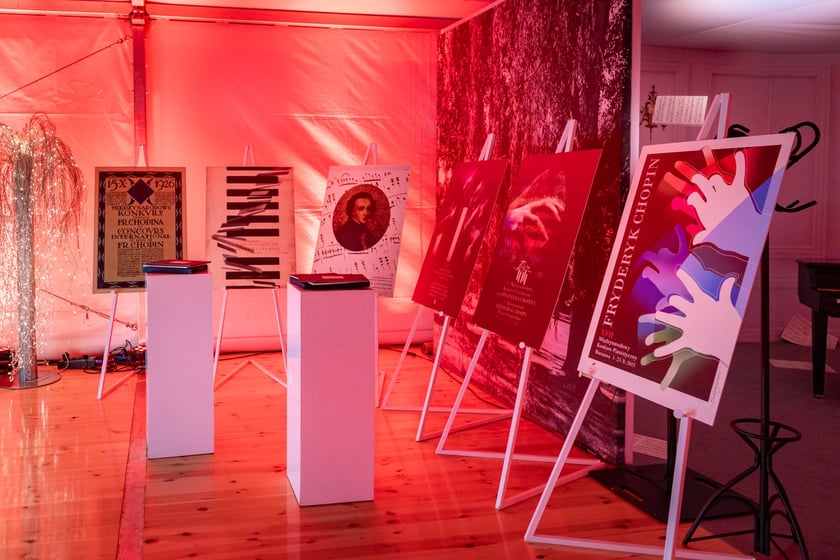 Strefa Melomana Konkursu Chopinowskiego w specjalnym pawilonie na pl. Społecznym przed dawnym Impartem&nbsp;