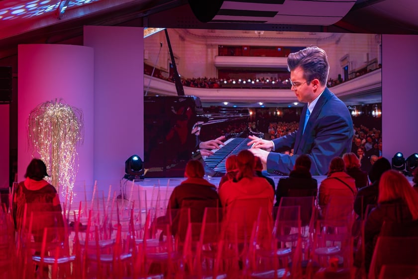 Strefa Melomana Konkursu Chopinowskiego w specjalnym pawilonie na pl. Społecznym przed dawnym Impartem&nbsp;