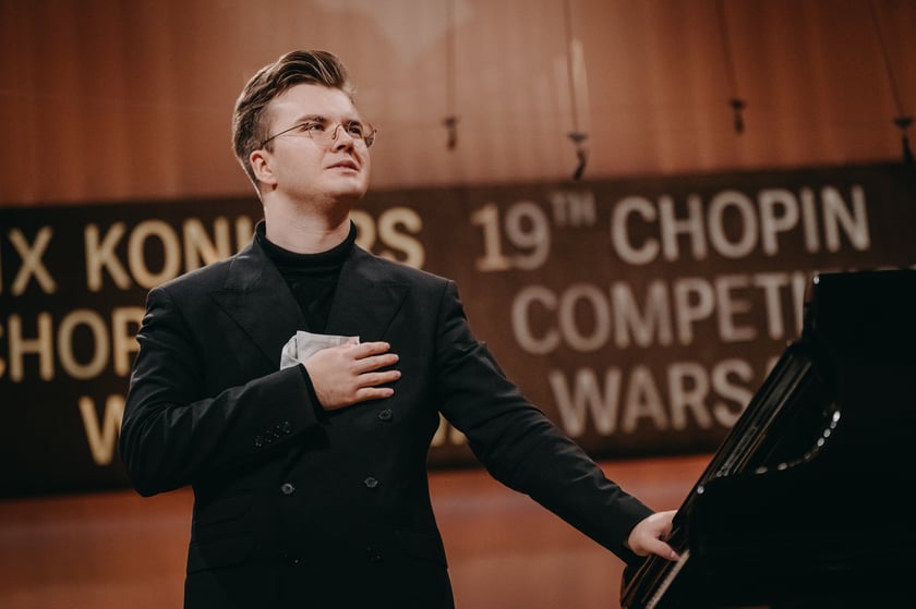 Na zdjęciu Piotr Alexewicz po przesłuchaniu w Konkursie Chopinowskim