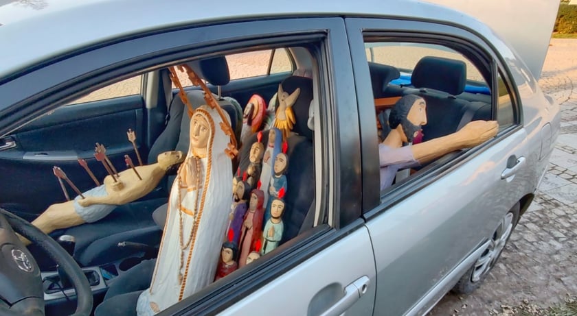 Zdjęcie zrobione podczas wywożenia rzeźb z Barda&nbsp;