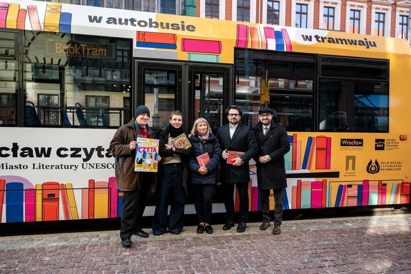 BookTram, kt&oacute;ry promuje akcję &bdquo;Wrocław czyta&rdquo;, przed tramwajem m.in. Anna Janus, dyrektor Miejskiej Biblioteki Publicznej, Jarosław Perduta, dyrektor Departamentu Kultury i Sportu, Witold Woźny, prezes MPK Wrocław&nbsp;&nbsp;
