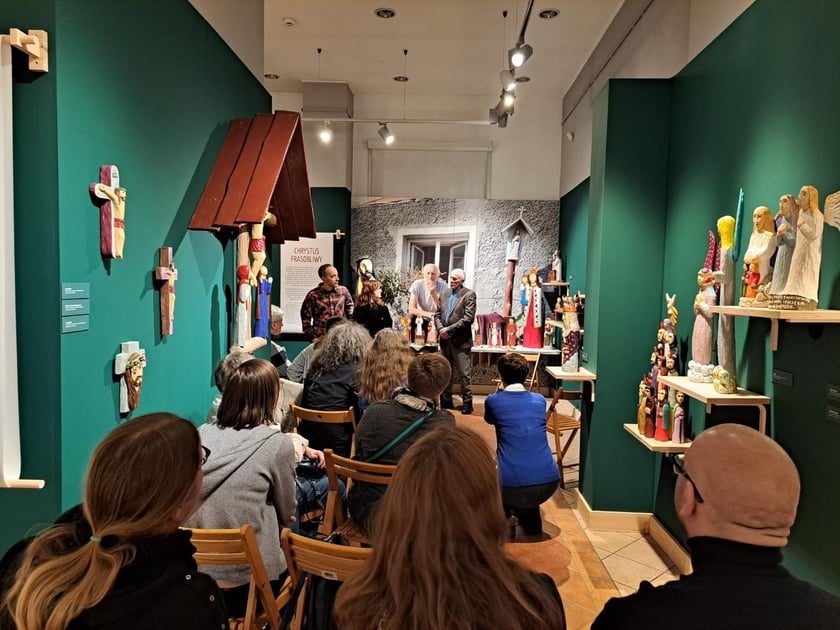 Na zdjęciu spotkanie z Janem Giejsonem połaczone z prezentacją jego rzeźb w Muzeum Etnograficznym (7.12.2025)&nbsp;