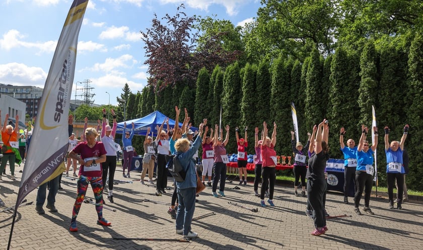 Seniorzy walczyli o puchar w nordic walking