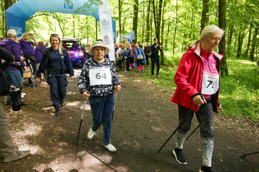 Seniorzy walczyli o puchar w nordic walking